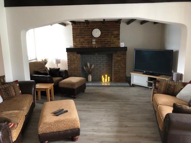 A Bright And Spacious Gem Staines-upon-Thames ภายนอก รูปภาพ