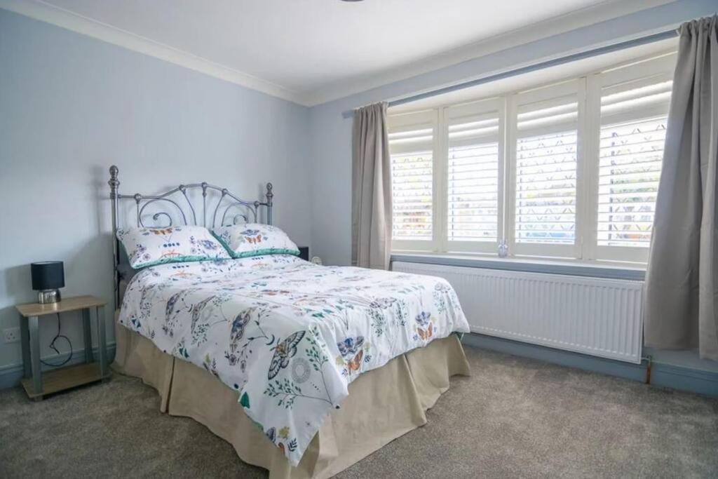 A Bright And Spacious Gem Staines-upon-Thames ภายนอก รูปภาพ