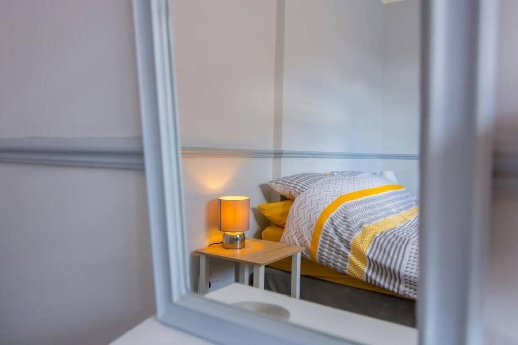 A Bright And Spacious Gem Staines-upon-Thames ภายนอก รูปภาพ