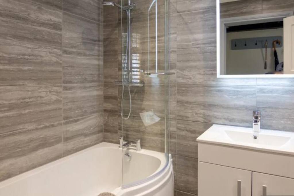 A Bright And Spacious Gem Staines-upon-Thames ภายนอก รูปภาพ