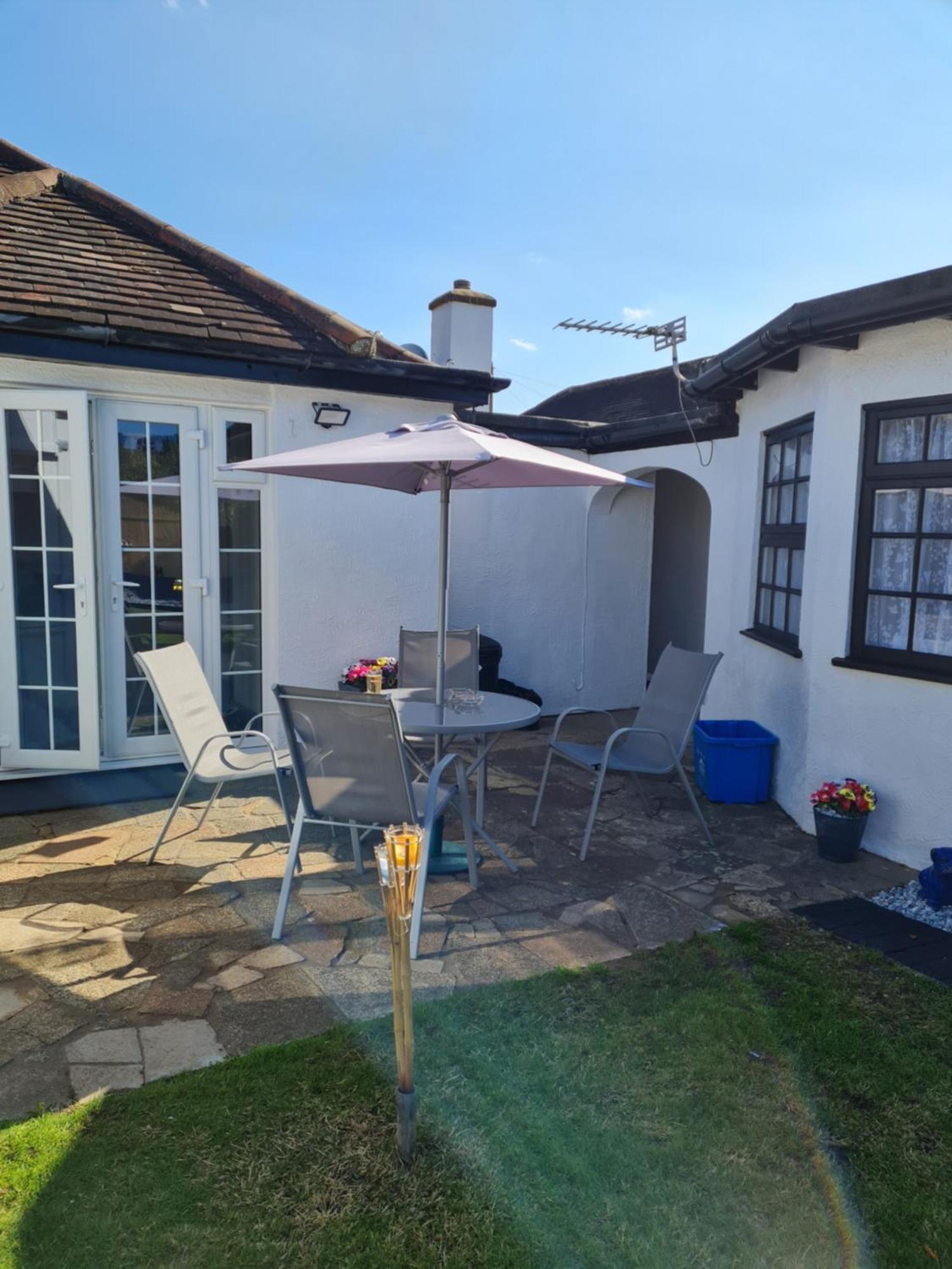 A Bright And Spacious Gem Staines-upon-Thames ภายนอก รูปภาพ