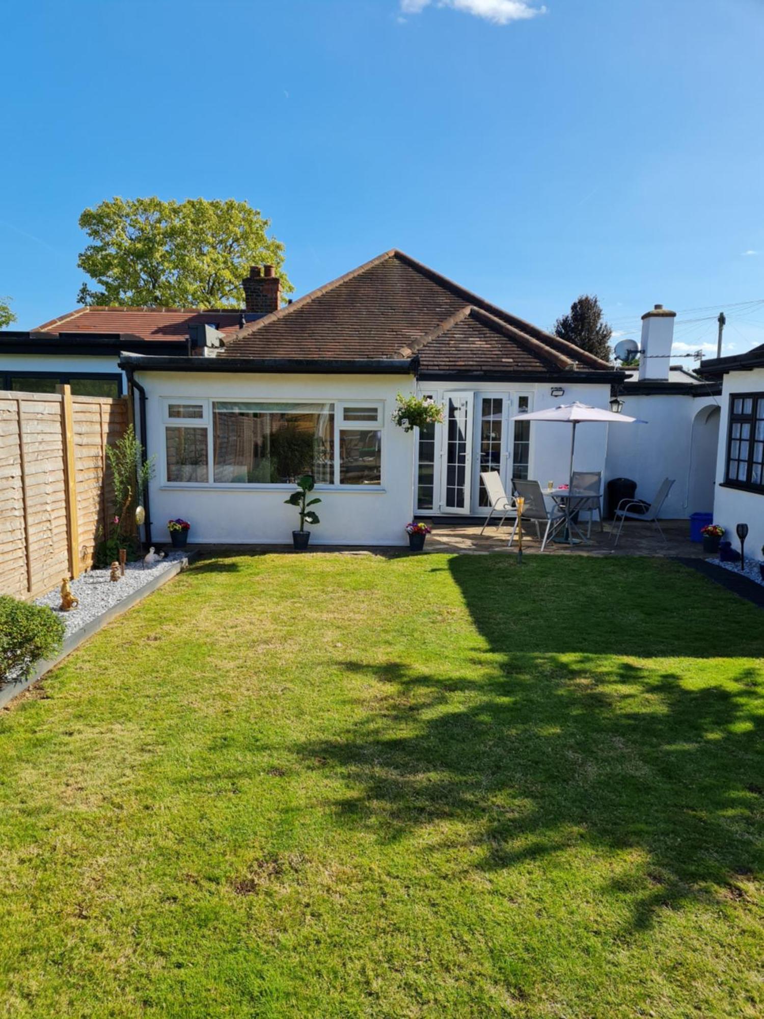 A Bright And Spacious Gem Staines-upon-Thames ภายนอก รูปภาพ